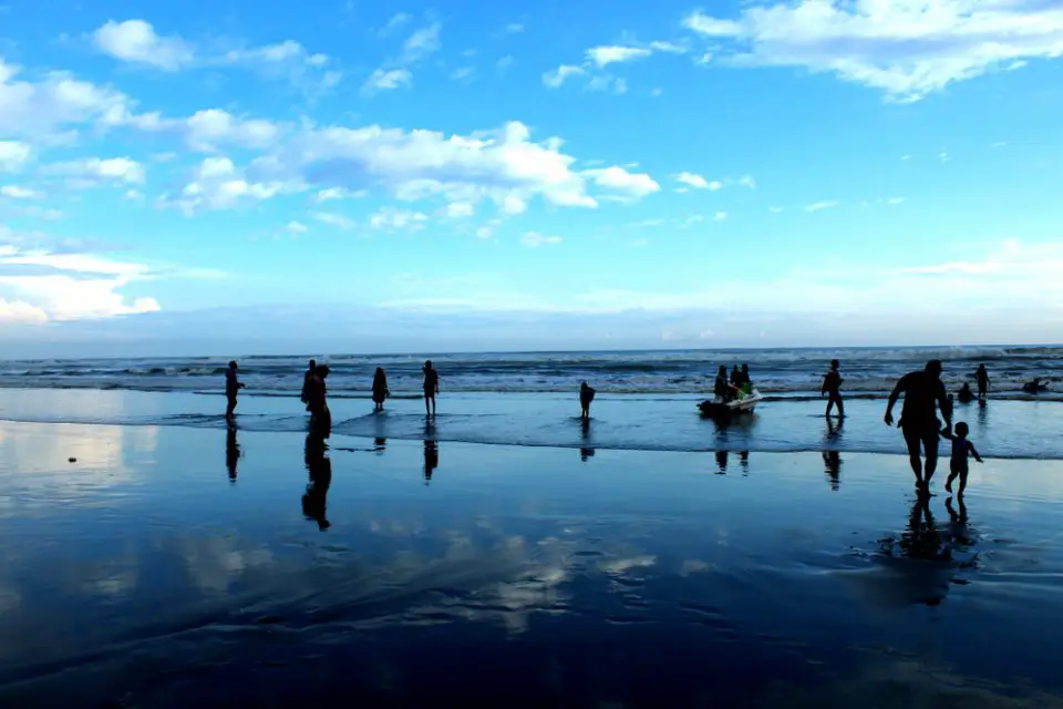 Cox’s Bazar is a town on the southeast .It’s known for its very long, sandy beachfront, stretching from Sea Beach in the north to Kolatoli Beach in the south.