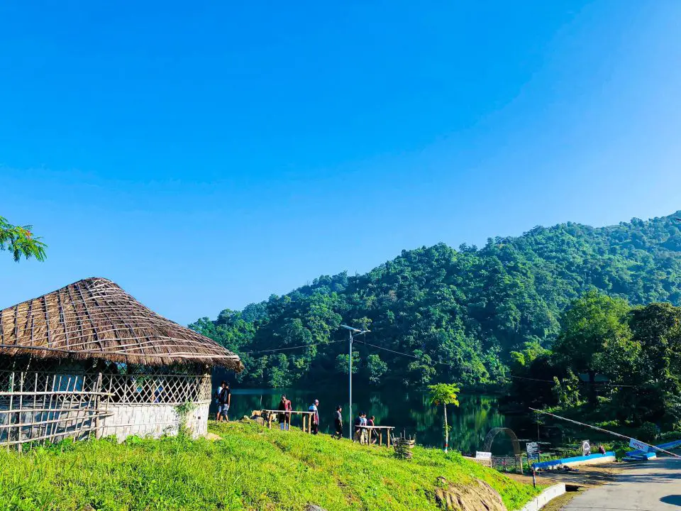 Some travelers in keokradong road , a small cottage is seen there