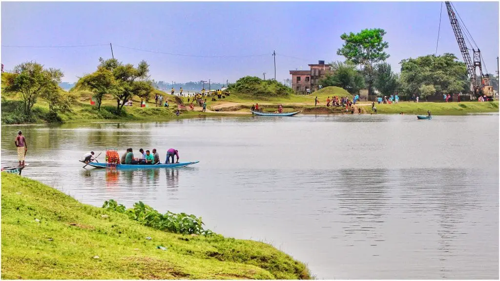 Many people are in Niladri Lake enjoying their vacation.