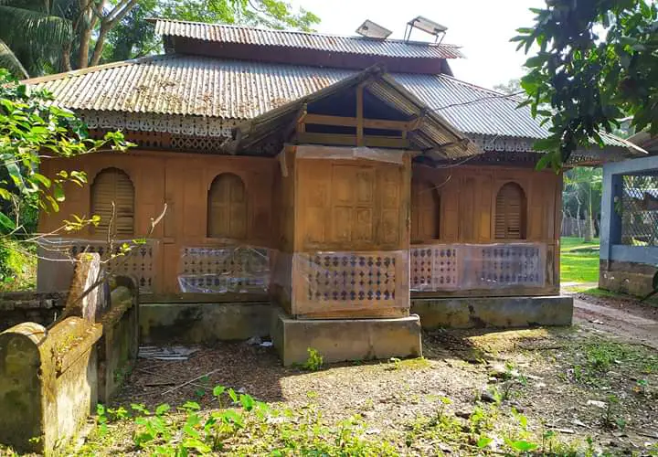 Momin Mosque in Mathbaria/মঠবাড়িয়ার মমিন মসজিদ is one of the historical architectural artifacts of the wooden sculpture.