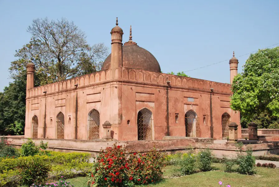 Shah Niyamatullah's Shrine/শাহ নেয়ামত উল্লাহর সমাধি is a historical places to visit in Chapai Nawabganj.