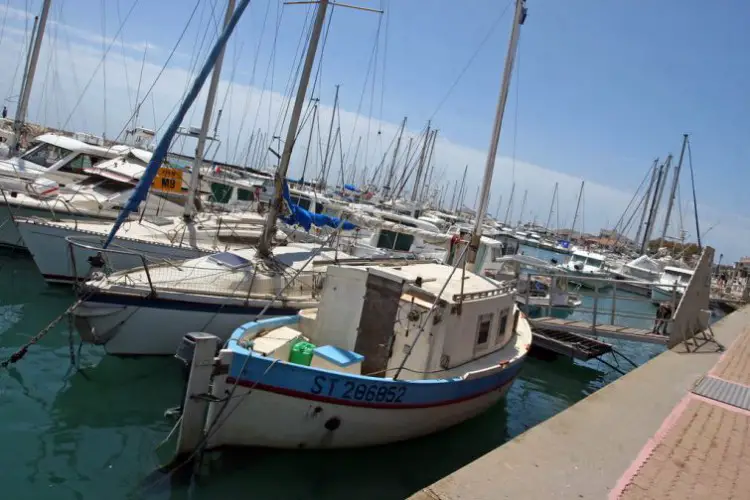 What type of boat to rent in Saintes-Maries-de-la-Mer