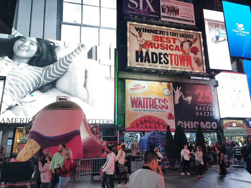 Is Times Square safe to walk at night